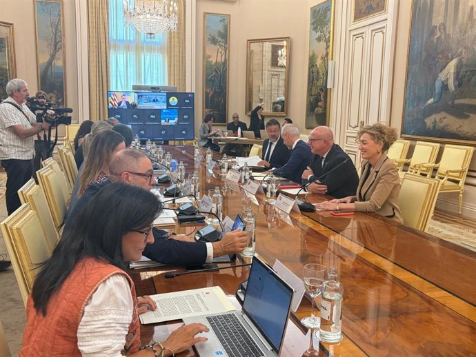 Pardo, a primera por la derecha, en la Sectorial de Educación celebrada este viernes en el Ministeiro.