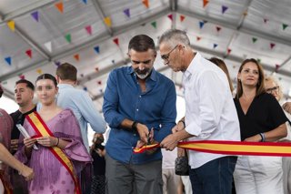 El consejero de Agricultura, Pesca, Agua y Desarrollo Rural, Ramón Fernández-Pacheco (c), junto al alcalde de Olula del Río (Almería), Antonio Martínez Pascual (d), en la inauguración de  la Feria del Mediodía del municipio.