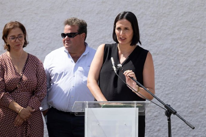 La delegada territorial de Agricultura, Pesca, Agua y Desarrollo Rural en Málaga, Laura Soto, en una visita a Casarabonela.