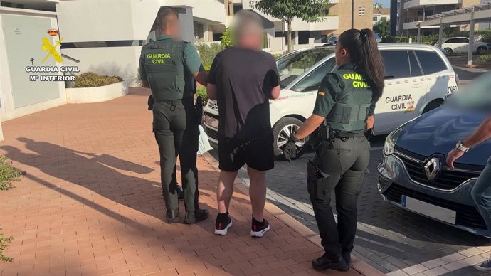 Imatge del detingut (c) junt amb agents de la Guàrdia Civil