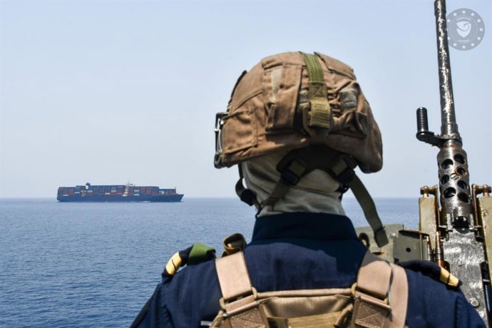 A Missão EUNAVFOR ASPIDES presta assistência a um navio mercante no Mar Vermelho