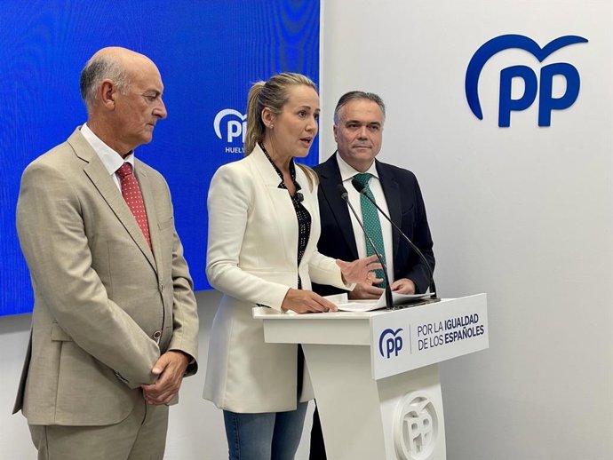 Los diputados nacionales del PP de Huelva, Bella Verano y Manuel García Félix, y el senador Juan Manuel González, este viernes en rueda de prensa.