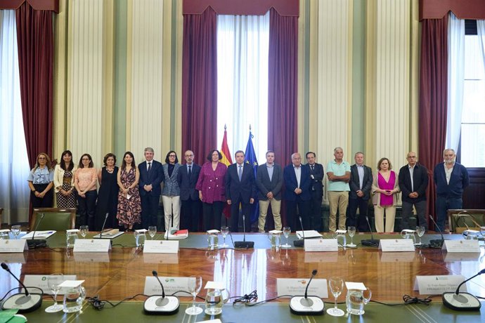 Archivo - La asesora del Gabinete del ministro, Victoria Fernández Domínguez (2I), la directora general de Producciones y Mercados Agrarios, Elena Busutil Fernández (3I), la Secretaria General Técnica, Paloma García-Galán San Miguel (4I), la directora gen