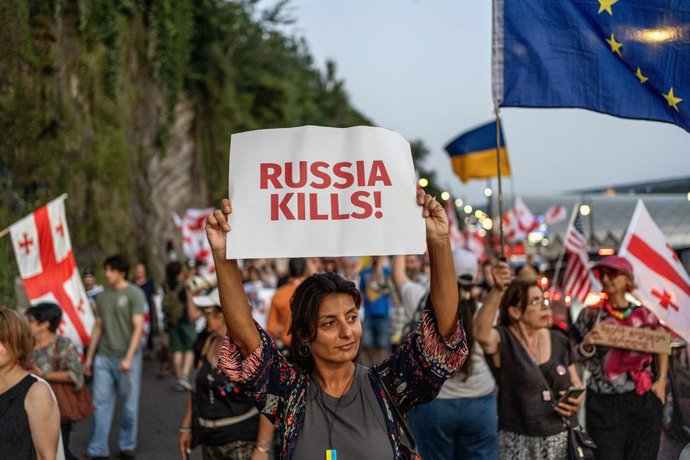 Archivo - Arquivo - 25 de julho de 2026, Tbilisi, Geórgia: Manifestantes comemoram o 605º dia de protestos antigovernamentais em Tbilisi, na Geórgia. Em 5 de outubro de 2025, a polícia da Geórgia prendeu cinco pessoas após confrontos com manifestantes ant