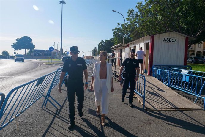 La alcaldesa de El Ejido, Julia Ibáñez, visita uno de los puntos de control de la peregrinación al Cristo de la Luz de Dalías (Almería).