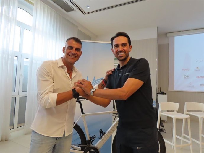 Los exciclistas Alberto Contador y Óscar Pereiro encabezan este sábado el pelotón de 2.000 ciclistas de la Gran Fondo Alberto Contador.