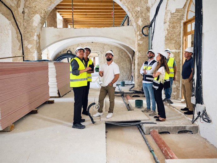 El alcalde de El Puerto, Germán Beardo, en una visita a las obras de rehabilitación del antiguo Hospital San Juan de Dios, en El Puerto de Santa María (Cádiz).