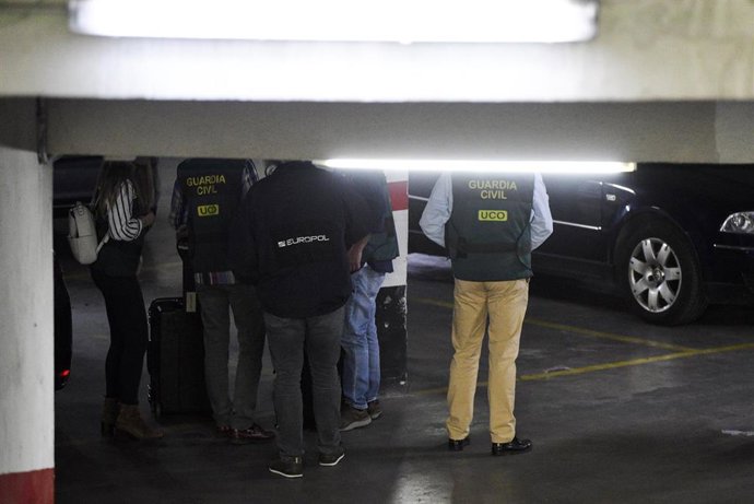 Archivo - Un grupo de agentes de la Unidad Central Operativa de la Guardia Civil (UCO) en un parking durante un registro en el domicilio del subdelegado del Gobierno en Valencia, Rafael Rubio, a 13 de mayo de 2021, en Valencia