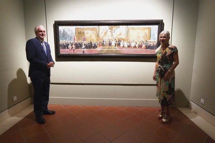 La Consejera de Cultura, Patricia del Pozo, junto al lienzo recientemente donados.