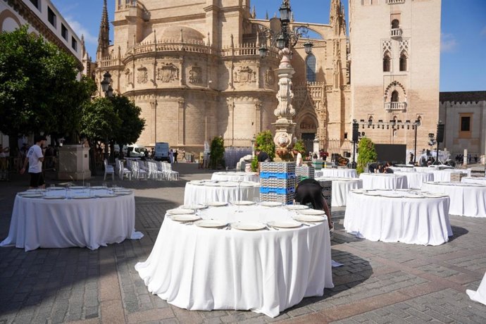 Preparativos de los Premios Escaparate celebrados en la Plaza Virgen de los Reyes de Sevilla.