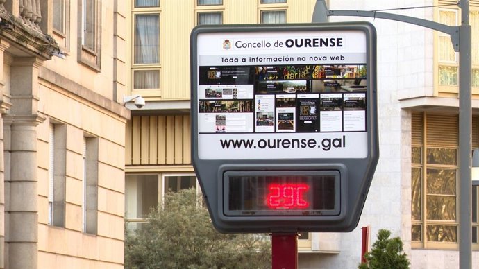 Archivo - Termómetro de Ourense. Foto de archivo.