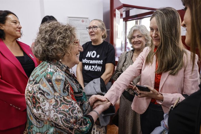 La doctora premiada Ana Lluch (e), la representant de l'Associació de Víctimes de la dana, Rosa Álvarez (d), durant la XV Edició Guardons d'Honor d'UGT, a 18 de setembre del 2026, a València, Comunitat Valenciana (Espanya).  