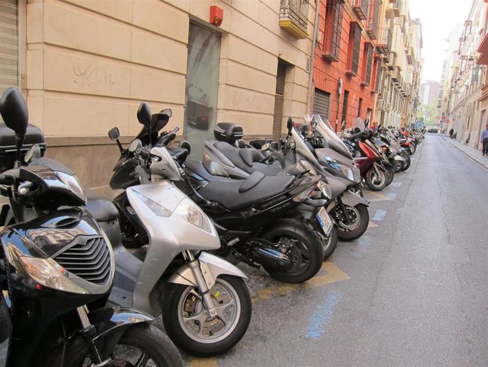 Archivo -  Motocicletas aparcadas