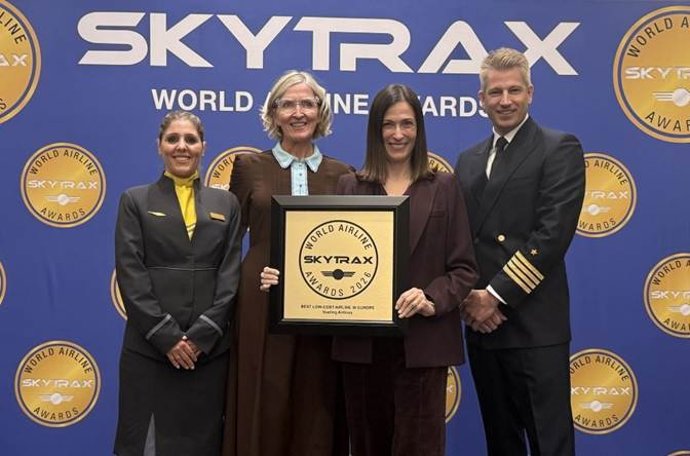 Melanie Berry, Chief Customer Officer en Vueling; Carolina Martinoli, presidenta y ceo de Vueling; junto a Maria Mar Martínez y Amado Ferrer, tripulante de cabina y piloto de Vueling respectivamente