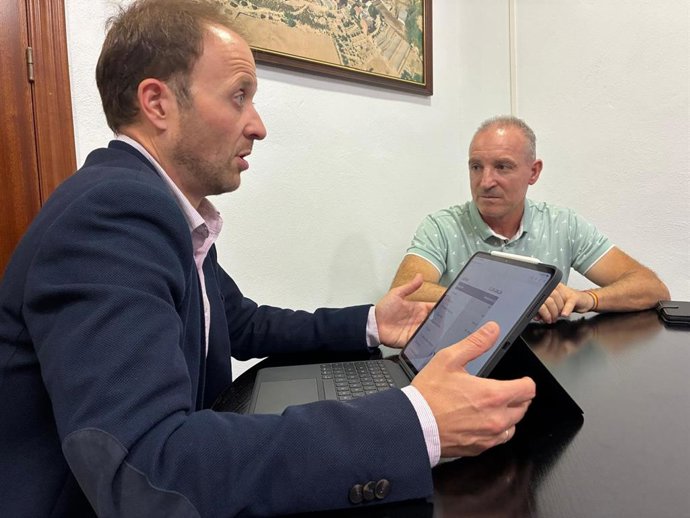 El delegado del Gobierno andaluz en Jaén, Erik Domínguez, y el alcalde de Lupión, Gonzalo Manuel Rus.