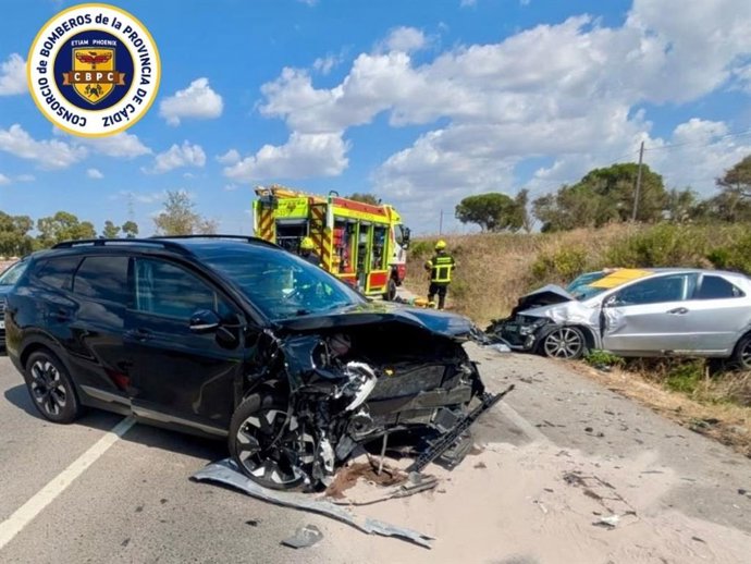 Dos vehículos accidentados tras un choque frontal en la carretera A-2078 en El Puerto de Santa María (Cádiz).
