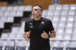 Archivo - Paolo Galbiati, head coach of Baskonia, warms up during the Spanish League, Liga ACB Endesa, basketball Quarter Finals Game 2 match played between Asisa Joventut and Baskonia at Olimpic Arena on June 05, 2026 in Badalona, Spain.