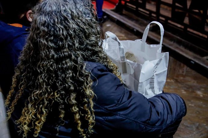Archivo - Una mujer con bolsas de comida en Madrid