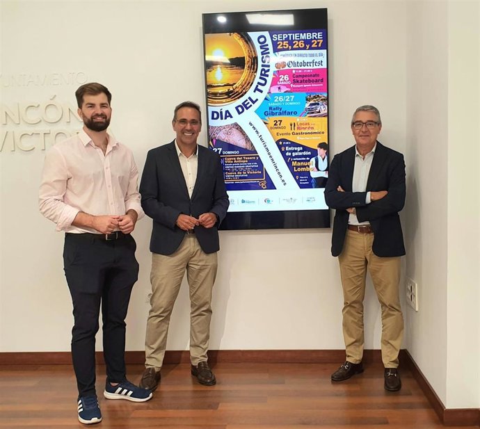 El alcalde de Rincón de la Victoria, Francisco Salado, junto al edil de Turismo, Antonio José Martín, y el edil de Juventud, Nacho Cuadra, en la presentación de la programación del Día del Turismo.