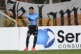 Futbol, Cobreloa vs Deportes Iquique, liga de ascenso 2026. El jugador de Deportes Iquique Bayron Barrera celebra con sus compañeros su gol ante Cobreloa en el partido de Liga de Ascenso Caixun disputado en el estadio Zorro del Desierto Calama,