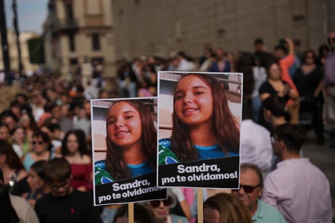 Archivo - Pancartas durante la huelga general estudiantil en solidaridad con Sandra Peña , contra el bullying y los discursos de odio.