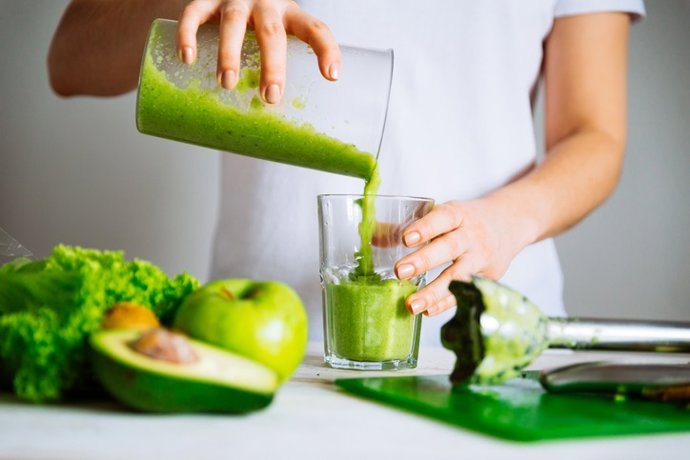 Archivo - Expertos señalan que las bebidas 'detox' y otras como el agua con limón no deben consumirse sin comida de acompañamiento