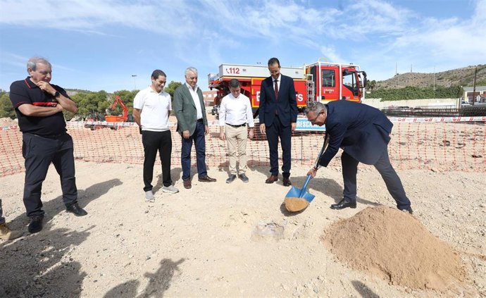 Colocación de la primera piedra del que será el nuevo parque de bomberos de Elda (Alicante)