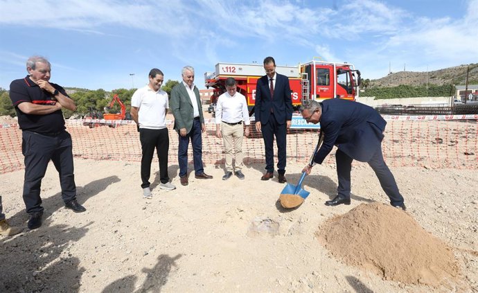 Col·locació de la primera pedra del que serà el nou parc de bombers d'Elda 