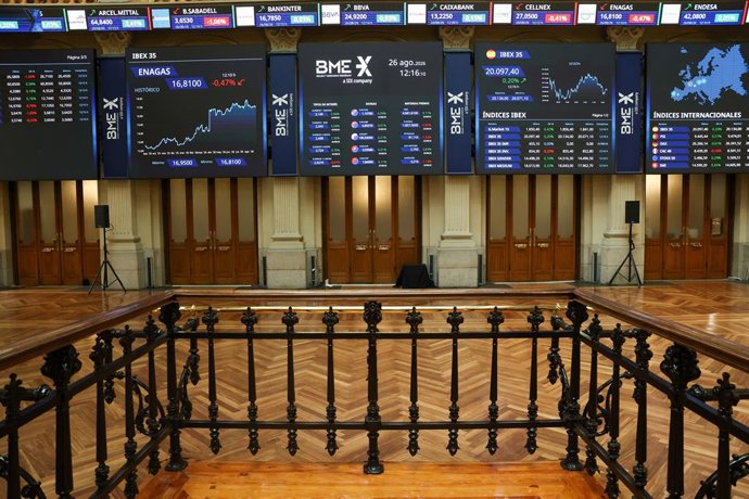 Pantalla con datos del Ibex, en el Palacio de la Bolsa de Madrid, a 26 de agosto de 2026, en Madrid (España). 