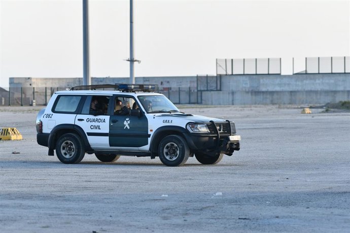 Archivo - Un vehículo de la Guardia Civil, en el dispositivo policial desplegado en la zona portuaria de Ceuta para recoger a menores migrantes que se encuentran en situación de calle, a 1 de septiembre de 2021, en Ceuta (España). Los menores recogidos es