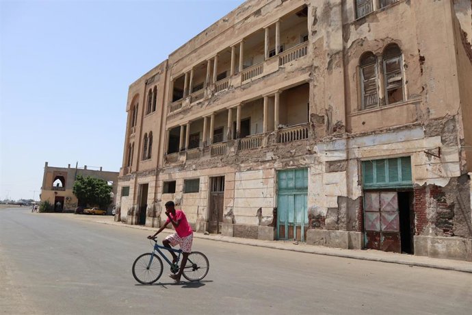 Archivo - Un hombre pasea en bicicleta por la ciudad de Massawa, en Eritrea