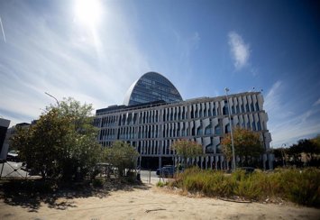 Archivo - Fachada del edificio ‘La Vela’, en la ciudad del BBVA, a 25 de septiembre de 2025, en Madrid (España). 