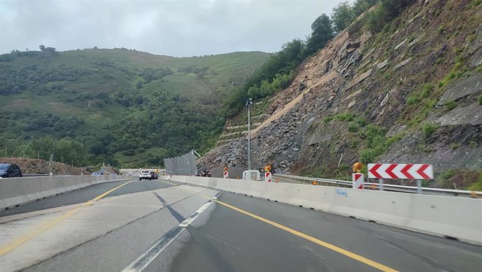 Archivo - Zona del argayo en el Peaje del Huerna, Autopista AP-66, en una imagen de archivo