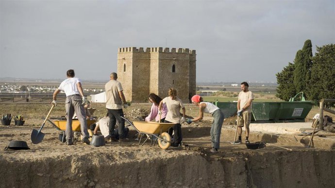 Investigadores y estudiantes de la UCA en el Castillo de DOña Blanca en El Puerto.