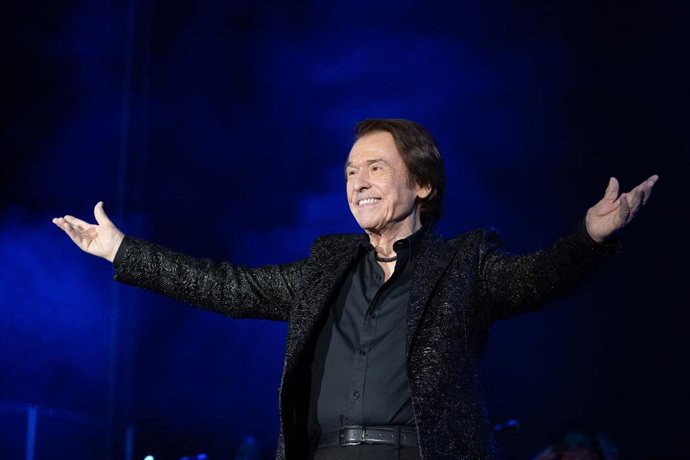 Archivo - El cantante Raphael durante una actuación en la Plaza de Toros de la Maestranza, en Sevilla.