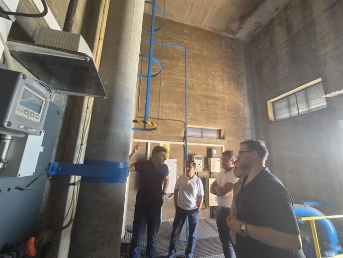 El presidente de la Mancomunidad de la Costa Tropical, Rafael Caballero, ha visitado la nueva planta fotovoltaica instalada sobre la cubierta del depósito de Pantera Rosa, en Torrenueva Costa, acompañado por el alcalde del municipio, Plácido Lara