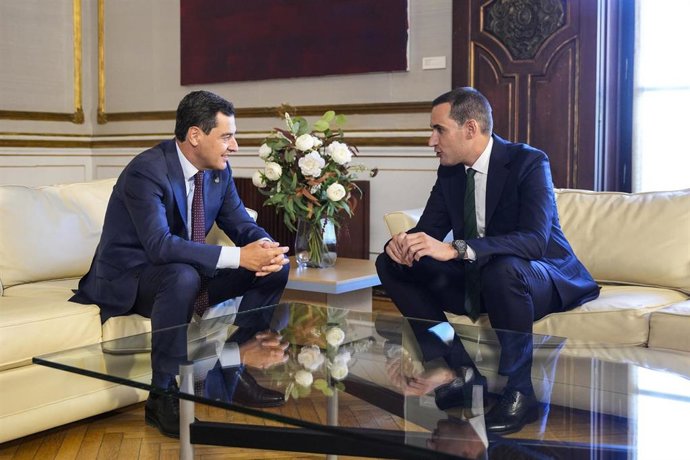 Imágenes de la reunión entre el presidente de la Junta de Andalucía, Juanma Moreno, y el presidente de la Diputación de Jaén, Juan Latorre