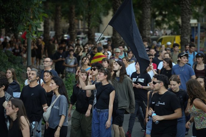 Un grupo de personas durante una concentración antifascista contra un acto de Vox en Barcelona