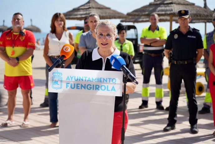 La alcaldesa de Fuengirola, Ana Mula, en una comparecencia en la playa del municipio.