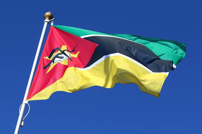 Archivo - Bandera de Mozambique en San Petersburgo, Rusia (archivo)