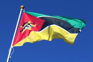 Archivo - April 2, 2026, Saint Petersburg, Russia: The national flag of the Republic of Mozambique, fluttering in the wind on a flagpole in Saint Petersburg, Russia.