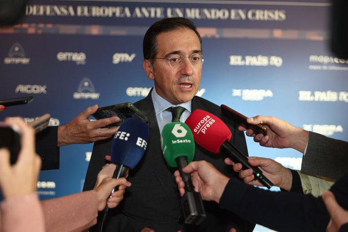 El ministro de Asuntos Exteriores, Unión Europea y Cooperación, José Manuel Albares, atiende a los meduios a su llegada a la III edición de 'Diálogos para la Seguridad', en el Centro Superior de Estudios de la Defensa Nacional (CESEDEN), a 17 de septiembr