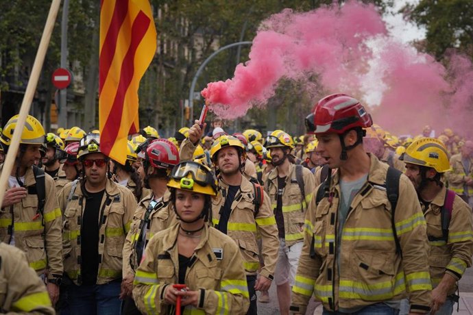 Varios bomberos durante a manifestación en Barcelona