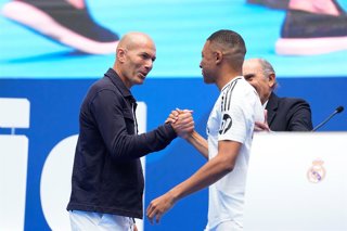Archivo - Kylian Mbappe saludates to Zinedine Zidane during his presentation as new player of Real Madrid at Santiago Bernabeu stadium on July 16, 2024 in Madrid, Spain.