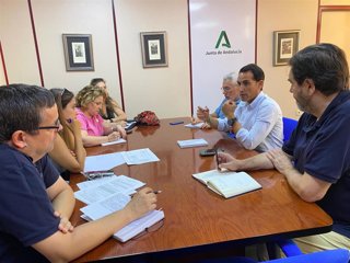 El delegado de Educación, Francisco Solano (2d), en la reunión con representantes de Fampa Los Olivos.
