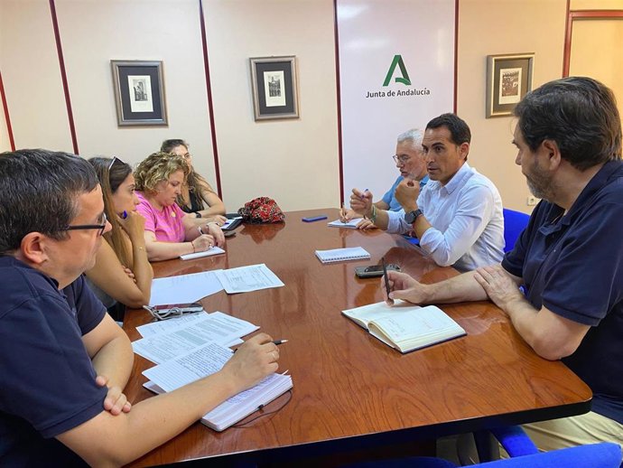 El delegado de Educación, Francisco Solano (2d), en la reunión con representantes de Fampa Los Olivos.