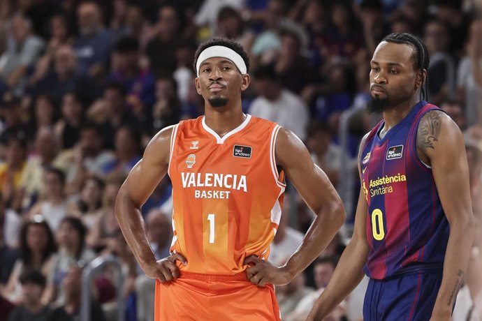 Archivo - Kameron Taylor (Valencia Basket) y Kevin Punter (Barça), durante el partido de Liga Endesa disputado en el Palau Blaugrana el 31 de mayo de 2026