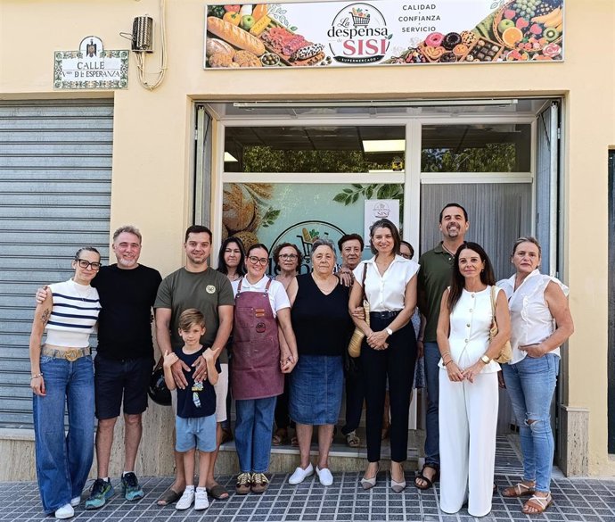La alcaldesa de Aguilar de la Frontera, Francisca Herrador (cuarta por la dcha.), visita el nuevo comercio.