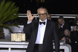 Archivo - El director Andrey Zvyagintsev posa con el Gran Premio del Jurado durante la ceremonia de clausura del Festival Internacional de Cine de Cannes, a 23 de mayo de 2026, en Cannes (Francia). El Festival de Cannes celebra este año su 79ª edición. Se