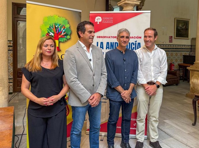 El director de Denaes, Iván Vélez, y el presidente de Vox Málaga, Antonio Sevilla, comparecen ante los medios de comunicación antes del inicio del acto 'La Andalucía silenciada: tradición, identidad y abandono' en Ronda.